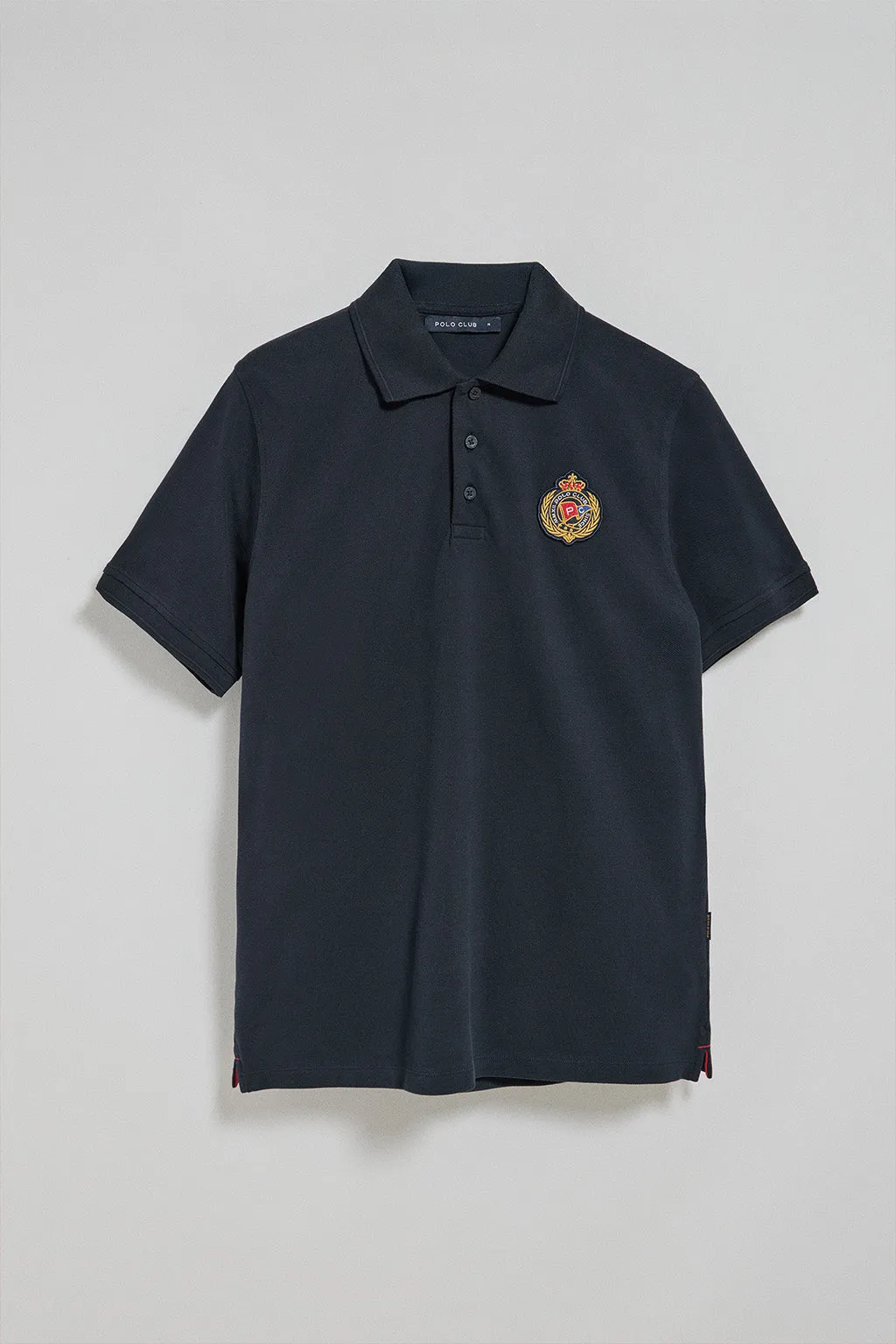 Polo Nautic azul marino con detalle de parche naútico en el pecho