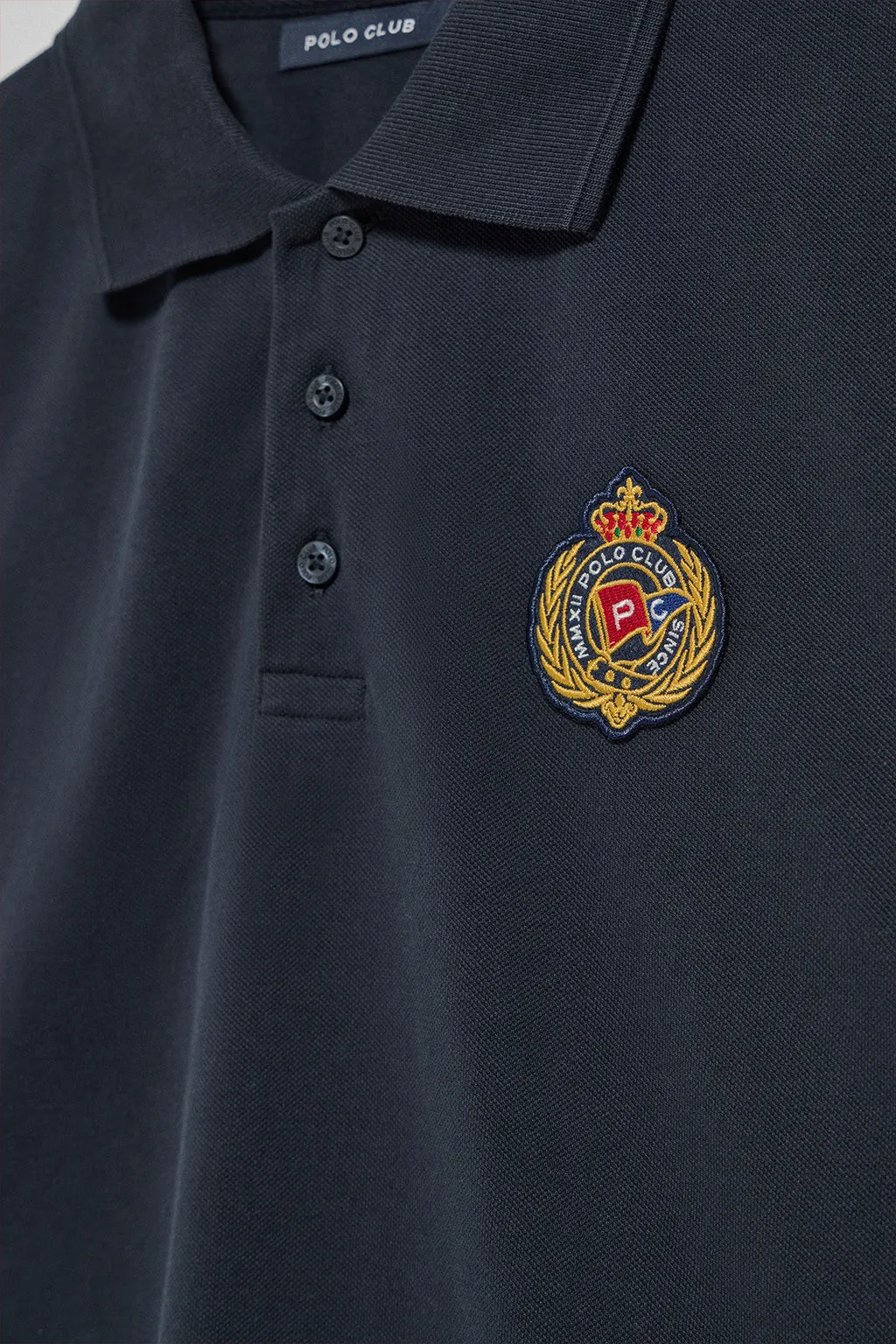 Polo Nautic azul marino con detalle de parche naútico en el pecho