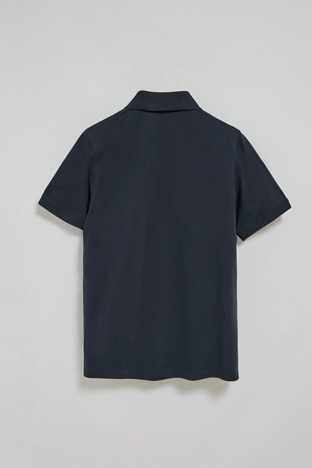 Polo Nautic azul marino con detalle de parche naútico en el pecho