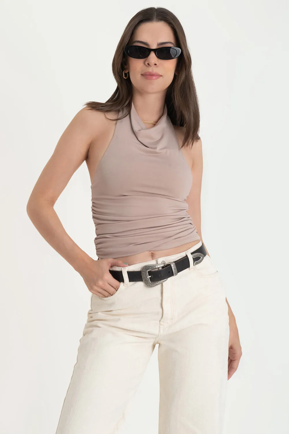 Top corto halter sin mangas