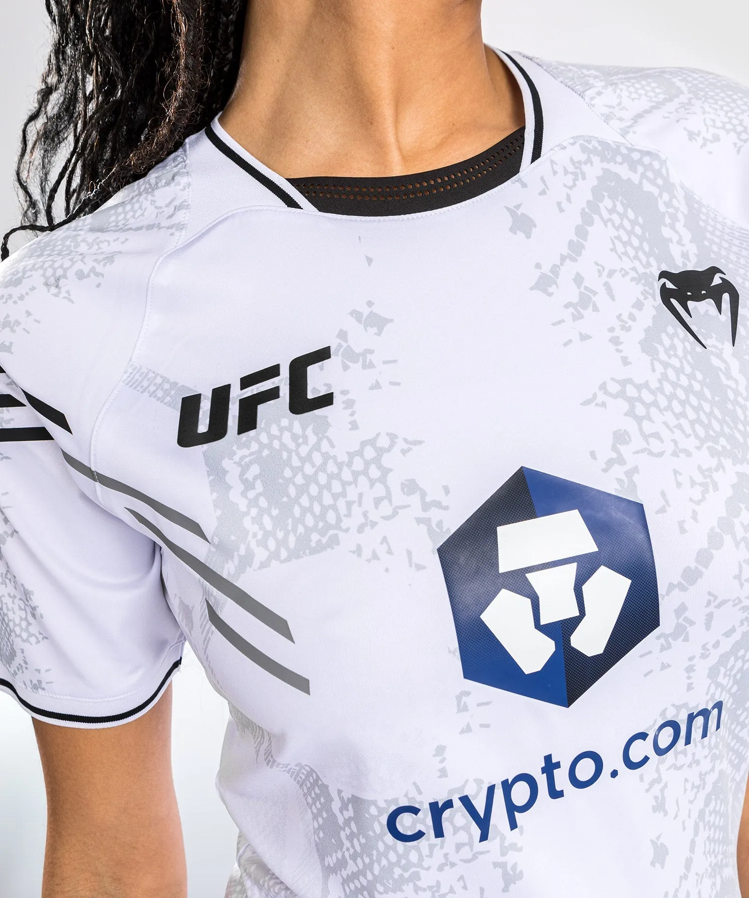 UFC ADRENALINE BY VENUM AUTHENTIC FIGHT NIGHT CAMISETA DRY TECH PERSONALIZADO PARA MUJER  BLANCO
