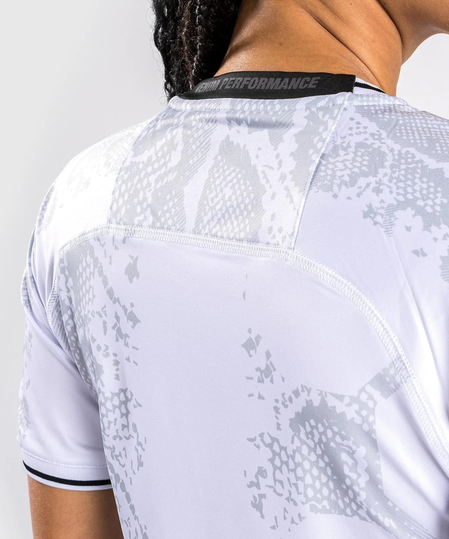 UFC ADRENALINE BY VENUM AUTHENTIC FIGHT NIGHT CAMISETA DRY TECH PERSONALIZADO PARA MUJER  BLANCO