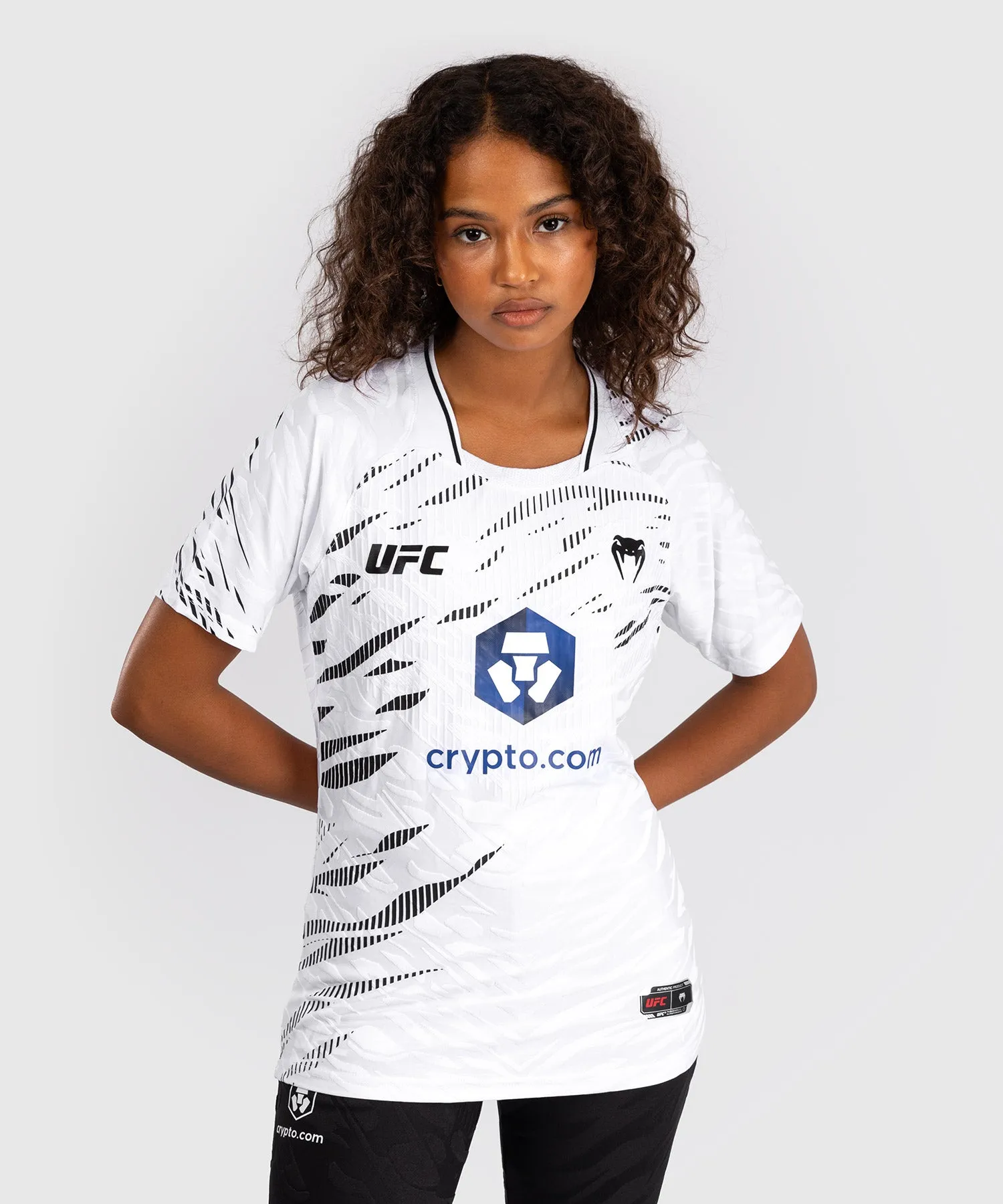 UFC FUSION BY VENUM AUTHENTIC FIGHT NIGHT CAMISETA DE SALIDA PARA MUJER  BLANCO