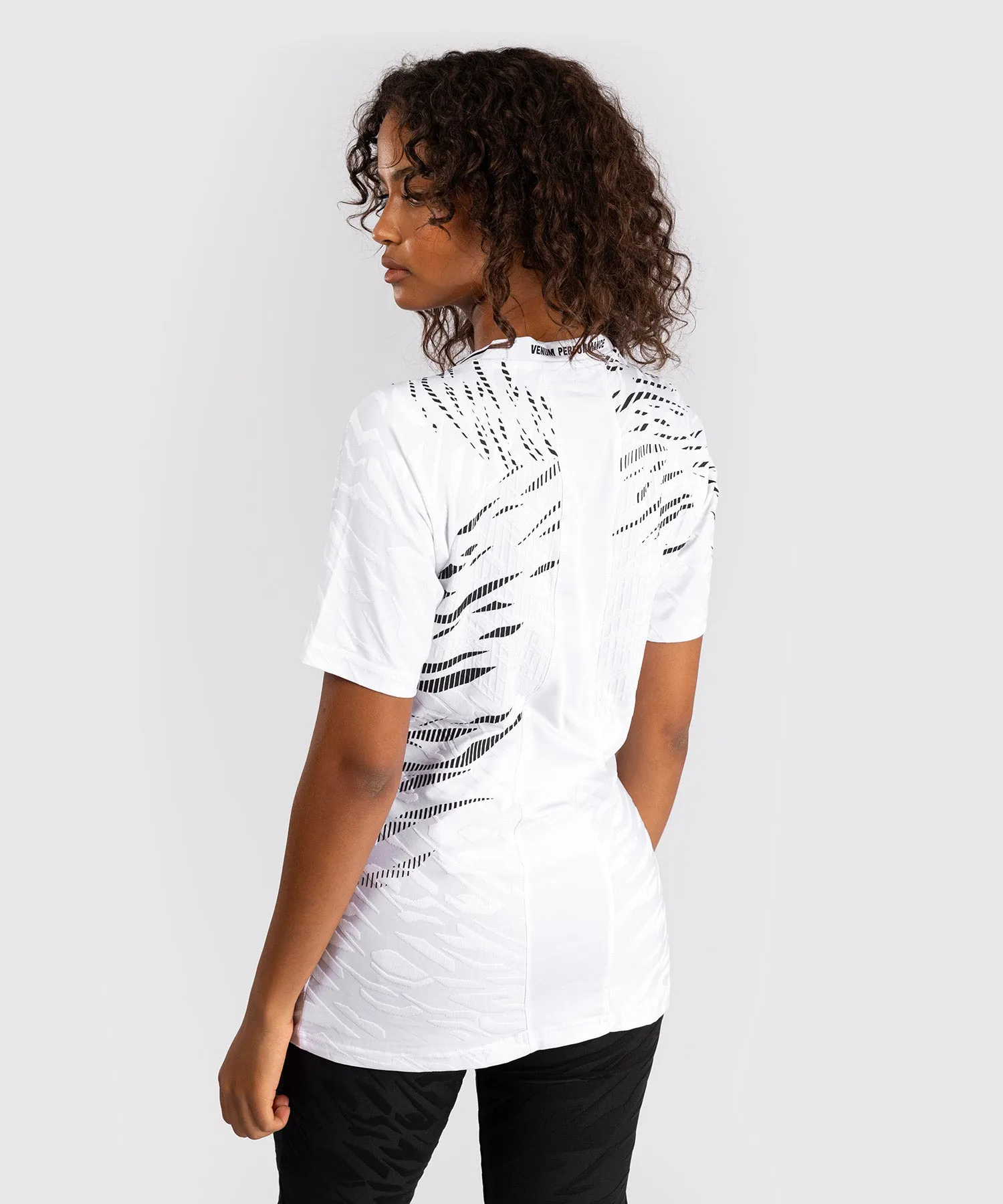 UFC FUSION BY VENUM AUTHENTIC FIGHT NIGHT CAMISETA DE SALIDA PARA MUJER  BLANCO