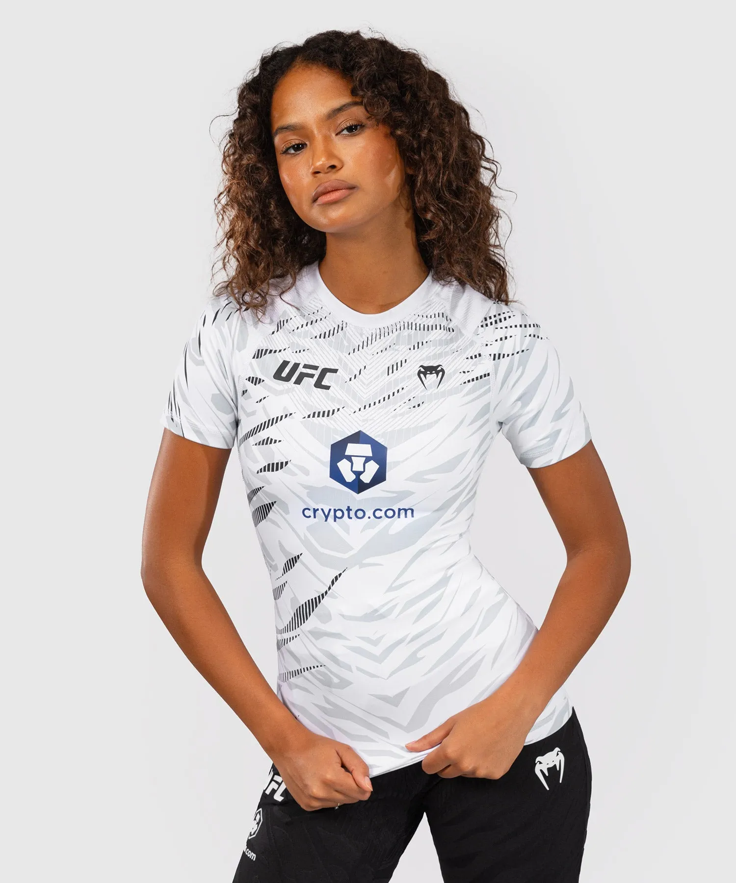 UFC FUSION BY VENUM AUTHENTIC FIGHT NIGHT RASHGUARD DE MANGA CORTA DE RENDIMIENTO PARA MUJER  BLANCO