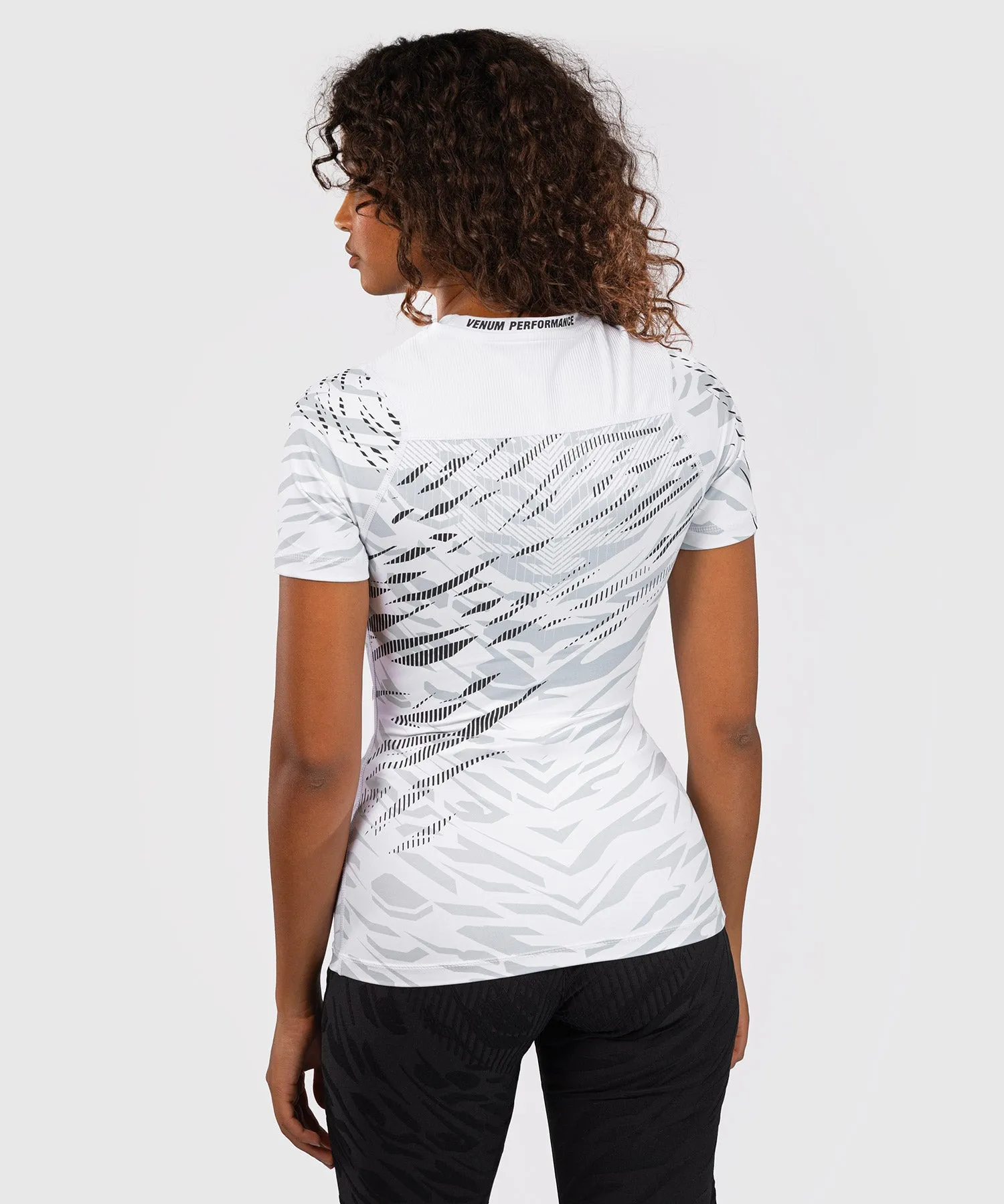 UFC FUSION BY VENUM AUTHENTIC FIGHT NIGHT RASHGUARD DE MANGA CORTA DE RENDIMIENTO PARA MUJER  BLANCO