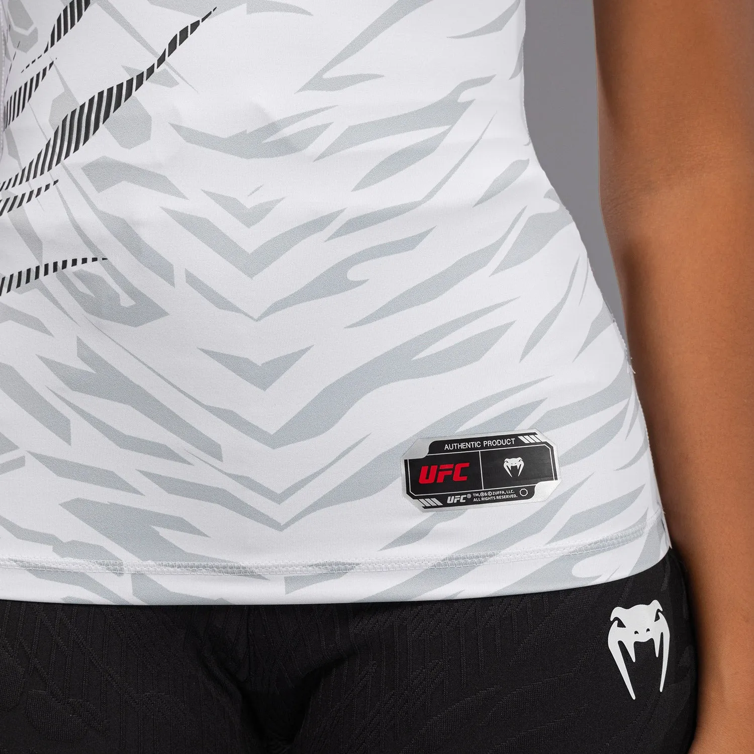 UFC FUSION BY VENUM AUTHENTIC FIGHT NIGHT RASHGUARD DE MANGA CORTA DE RENDIMIENTO PARA MUJER  BLANCO