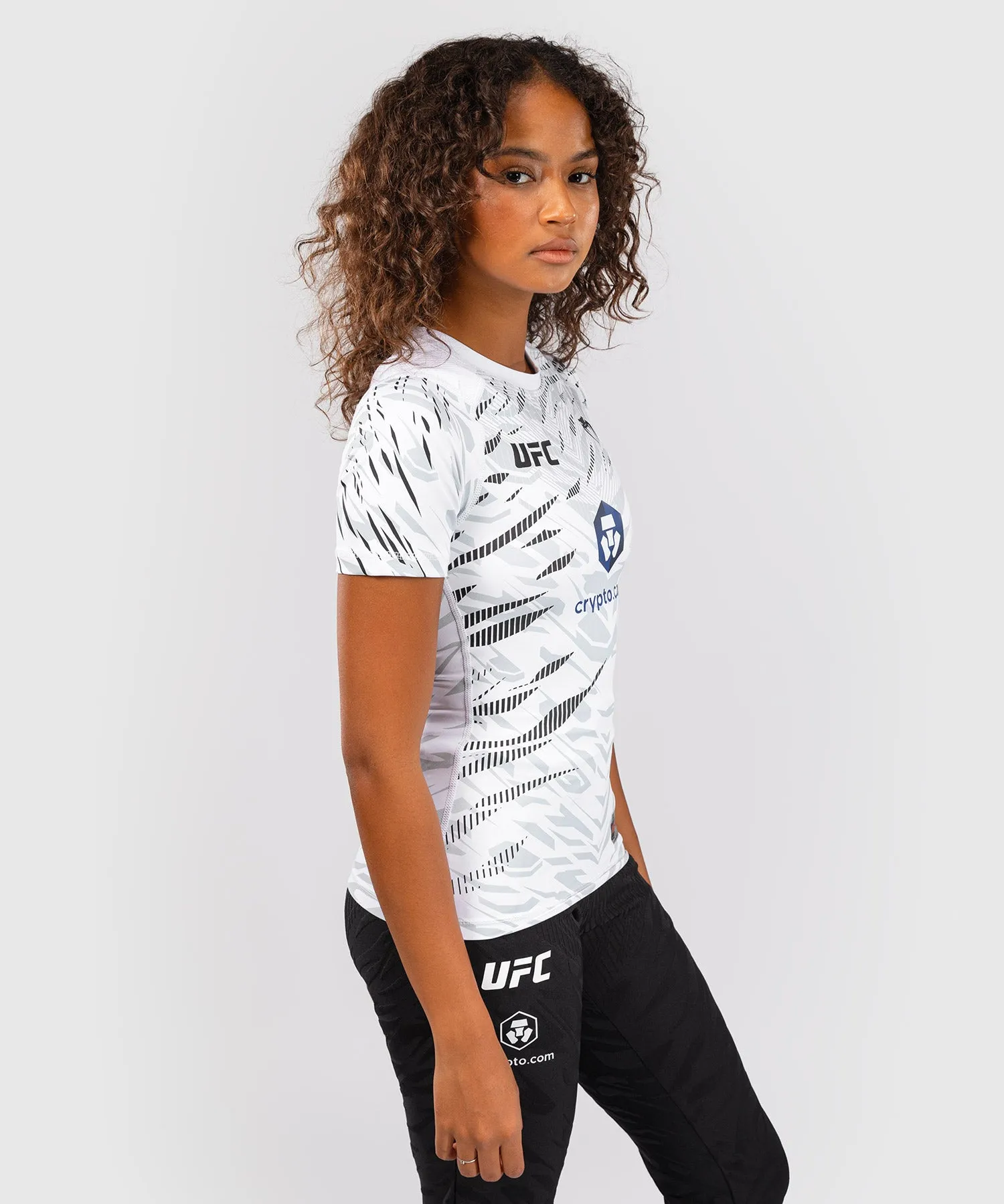 UFC FUSION BY VENUM AUTHENTIC FIGHT NIGHT RASHGUARD DE MANGA CORTA DE RENDIMIENTO PARA MUJER  BLANCO