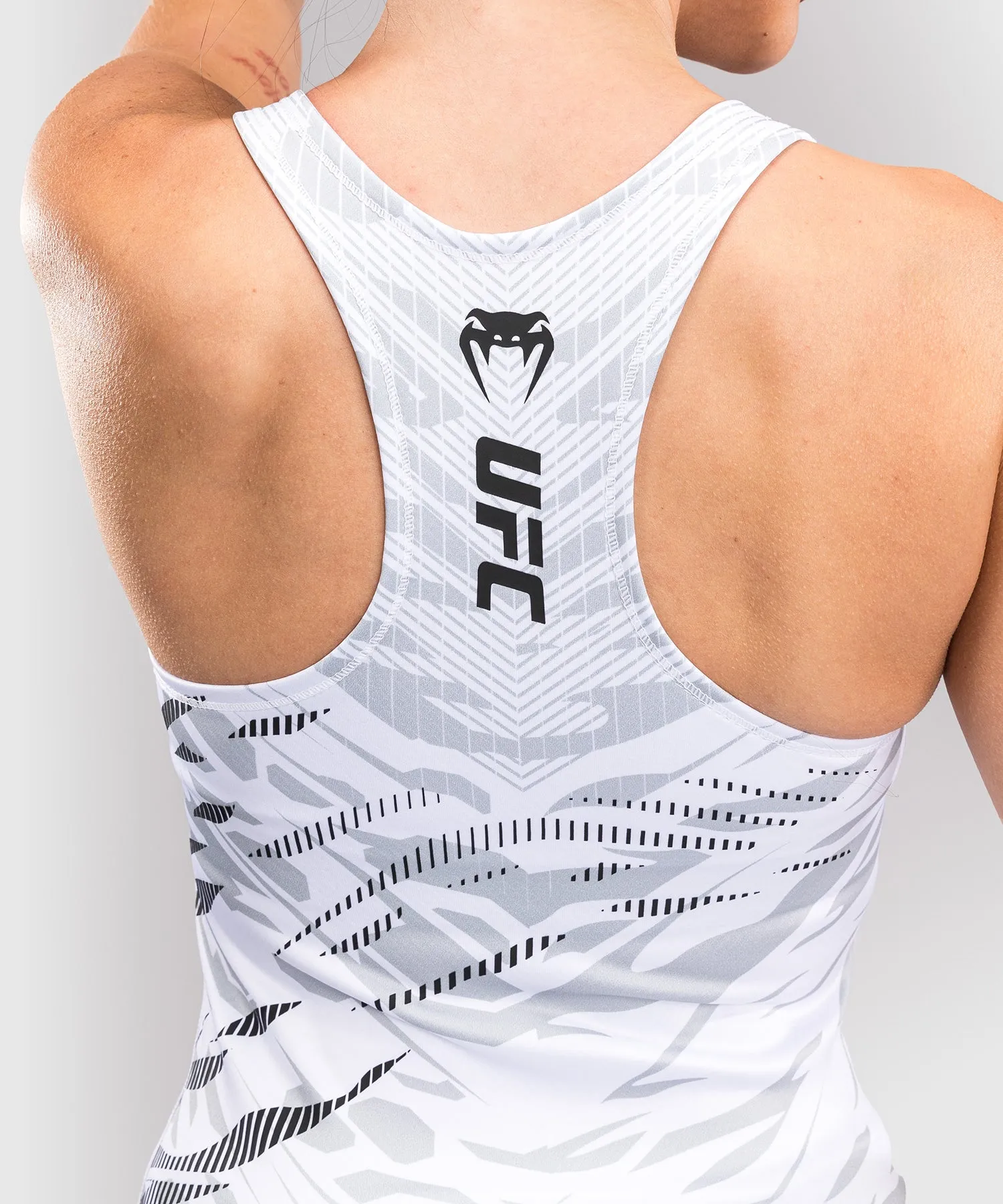 UFC FUSION BY VENUM AUTHENTIC FIGHT NIGHT TOP AJUSTADO CON SUJETADOR INTEGRADO PARA MUJER  BLANCO