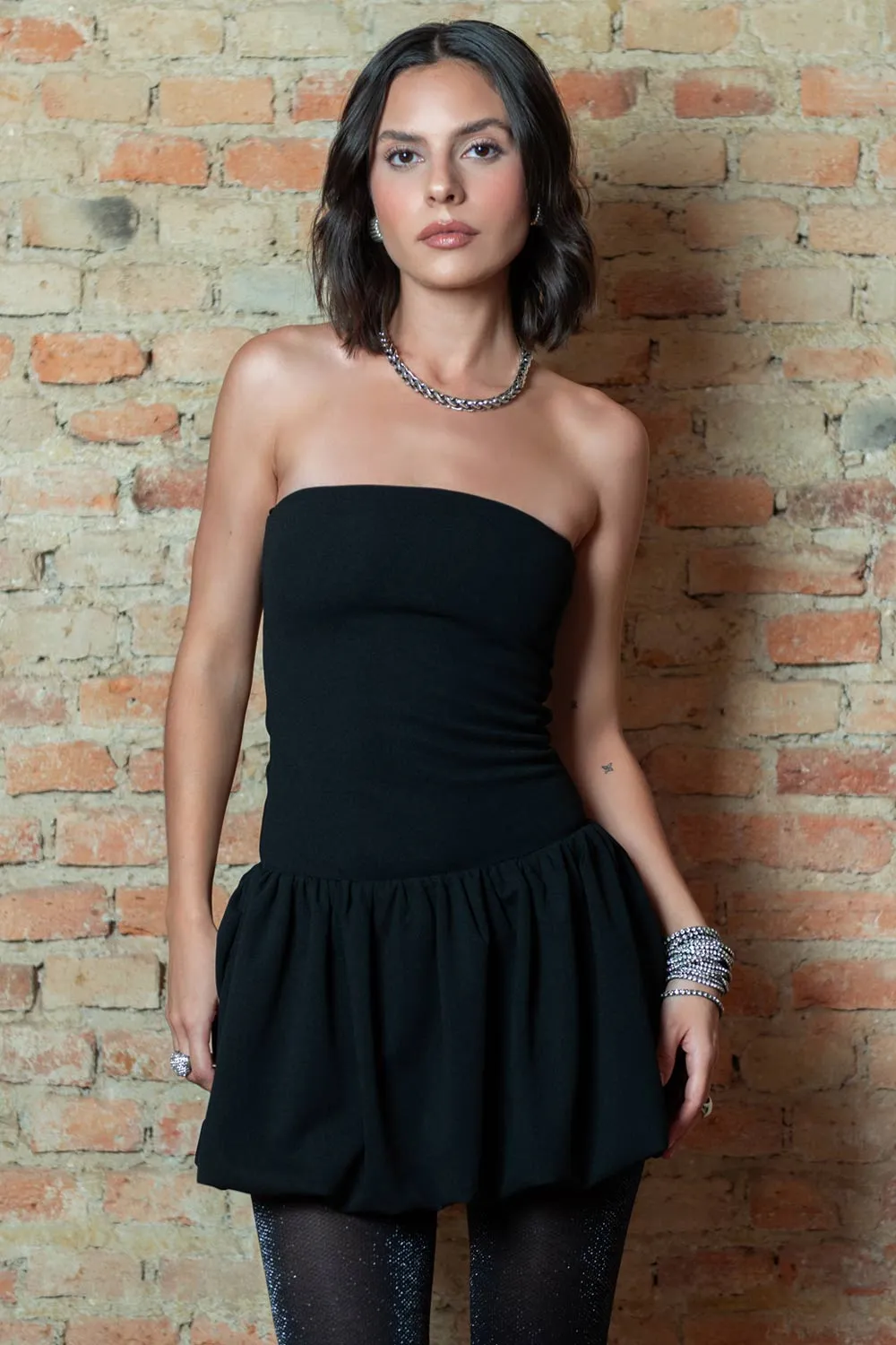 Vestido corto globo strapless de fit ajustado
