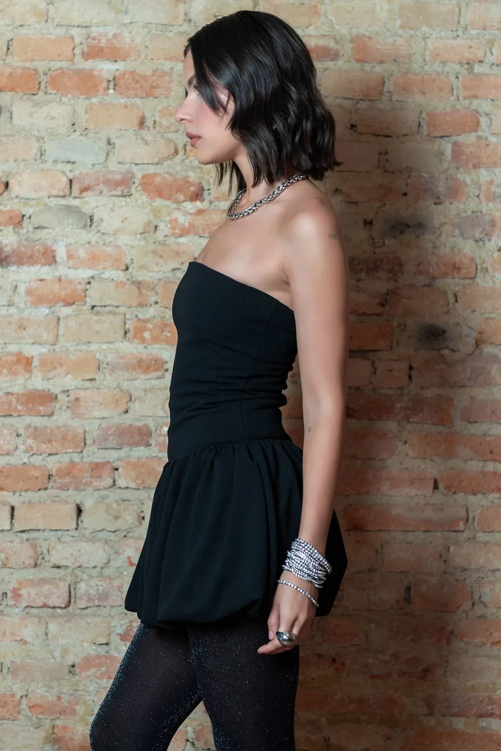 Vestido corto globo strapless de fit ajustado