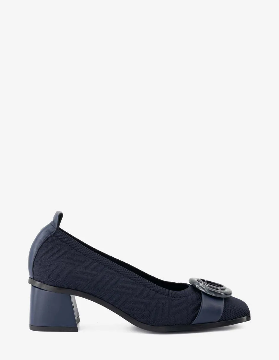 Zapatilla de lycra con textura y maxi hebilla en color azul para mujer